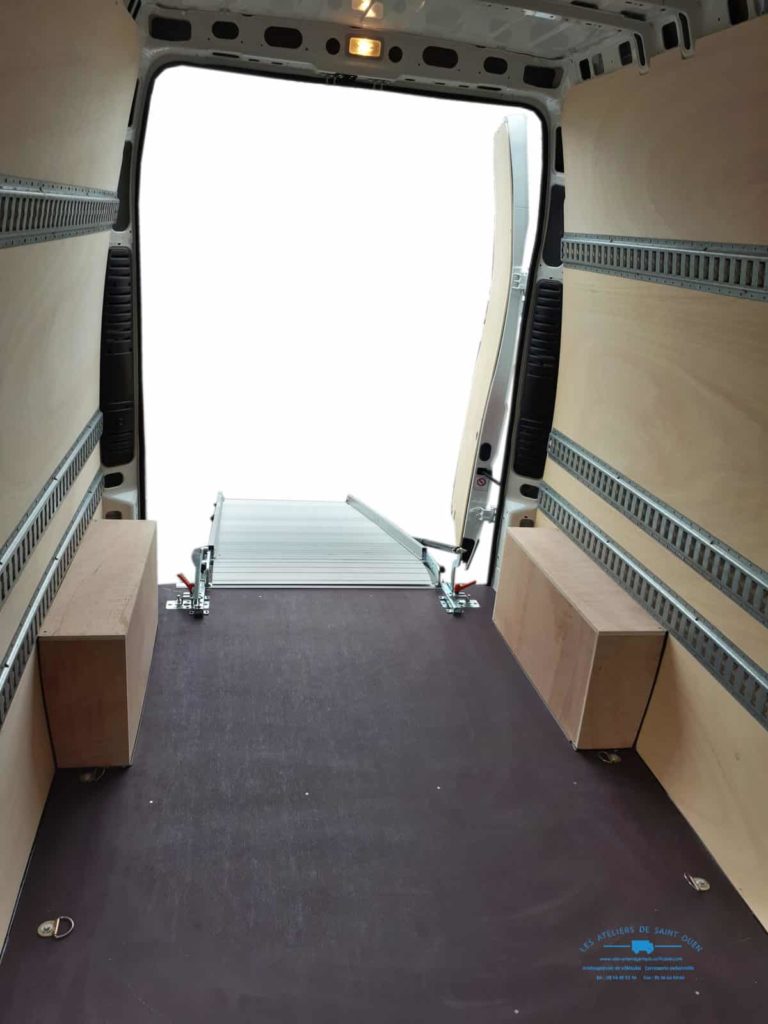 aménagement utilitaire avec habillage bois rail universel et rampe de chargement repliable