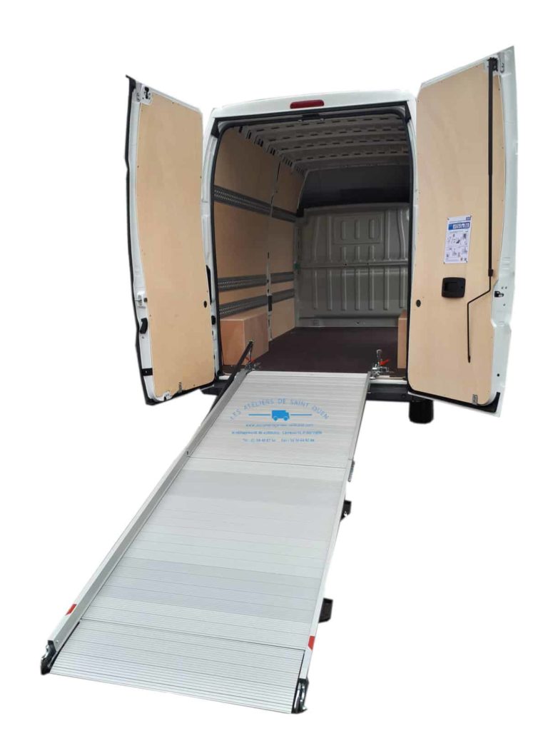 aménagement utilitaire avec habillage bois rail universel et rampe de chargement repliable et serrure mul t lock