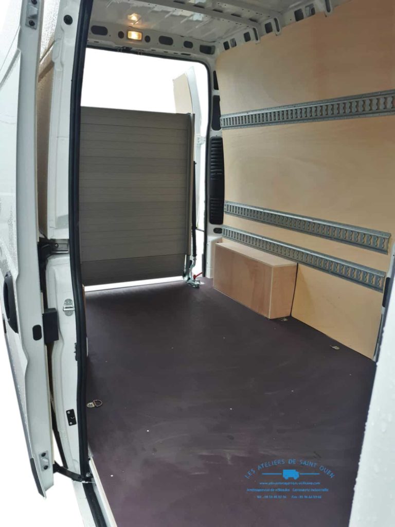 aménagement utilitaire avec habillage bois rail universel et rampe de chargement repliable