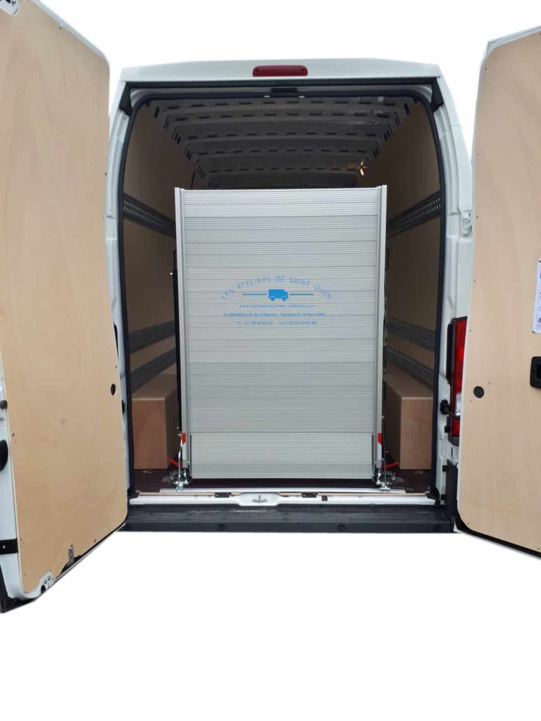 aménagement utilitaire avec habillage bois rail universel et rampe de chargement repliable