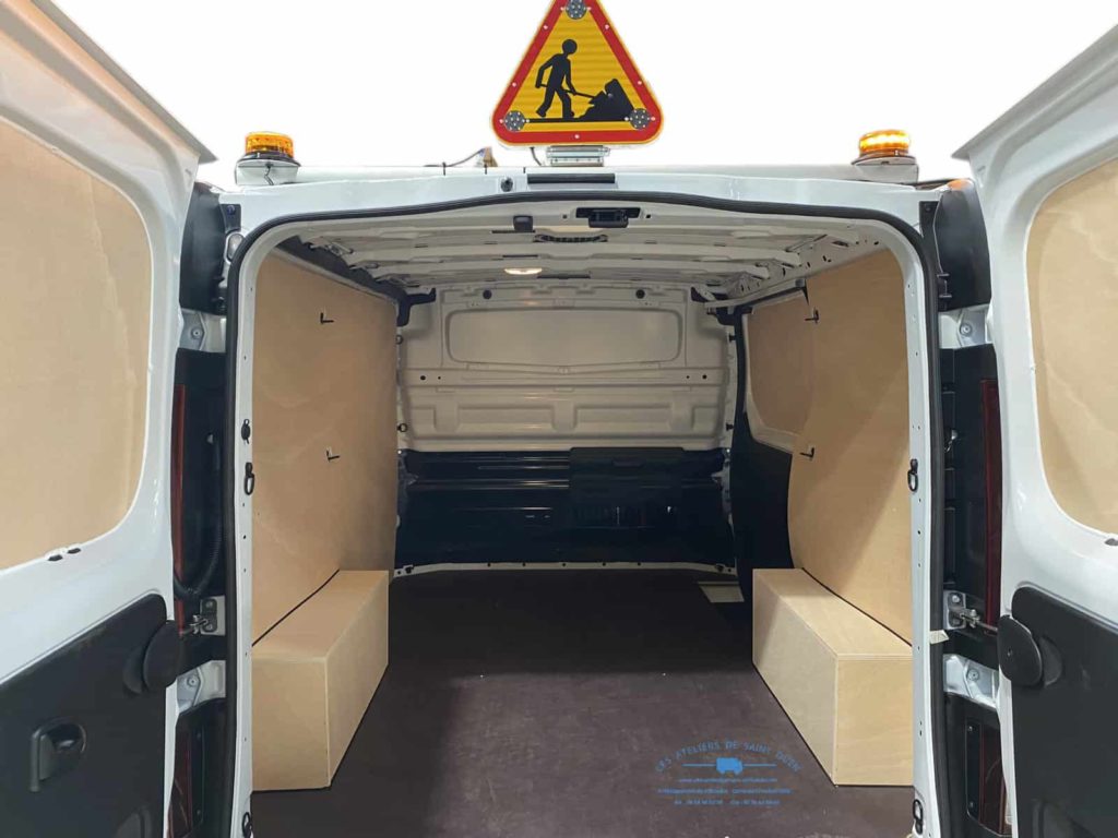 habillage en bois avec plancher anti dérapant avec gyrophare et panneau triangle