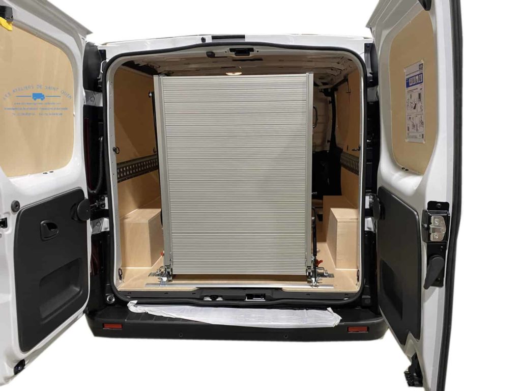 aménagement utilitaire avec habillage bois rail universel et rampe de chargement repliable