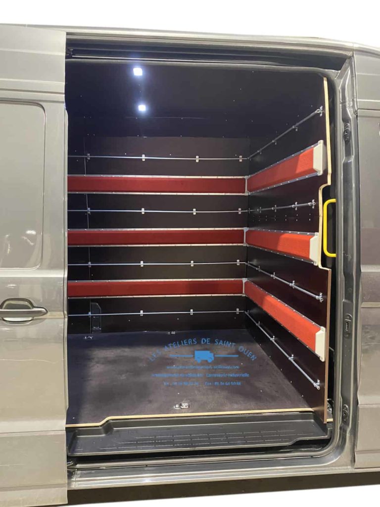 véhicule utilitaire avec capitons contreplaqué filmé brun fonce et plancher antidérapant