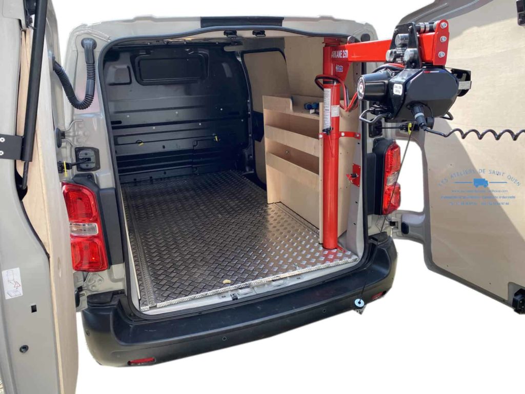 peugeot expert avec habillage avec plancher aluminium rail aéro et étagère droite avec serrure de sécurité mul-t-lock