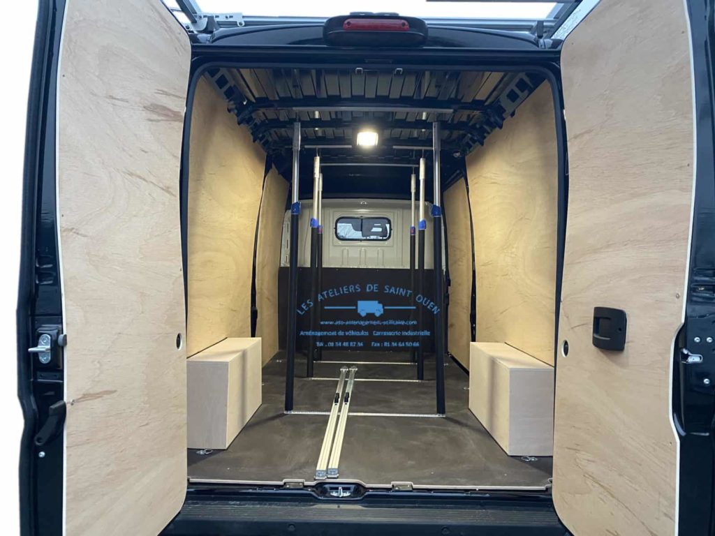 amenagement avec habillage en bois avec rail aéro et barre de maintien