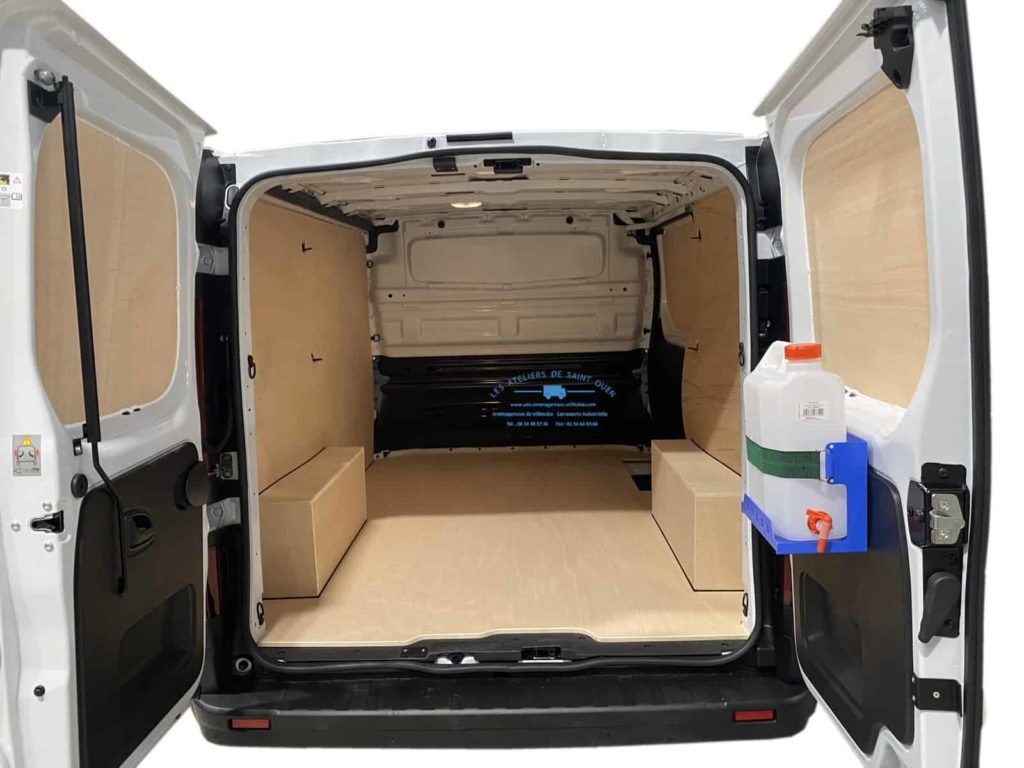 renault trafic avec habillage en bois avec jerricane à eau et serrure mul-t-lock