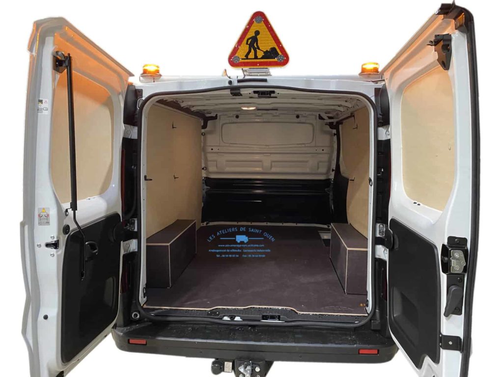renault trafic avec habillage en bois avec jerricane à eau et serrure mul-t-lock avec gyrophare avec panneau travaux