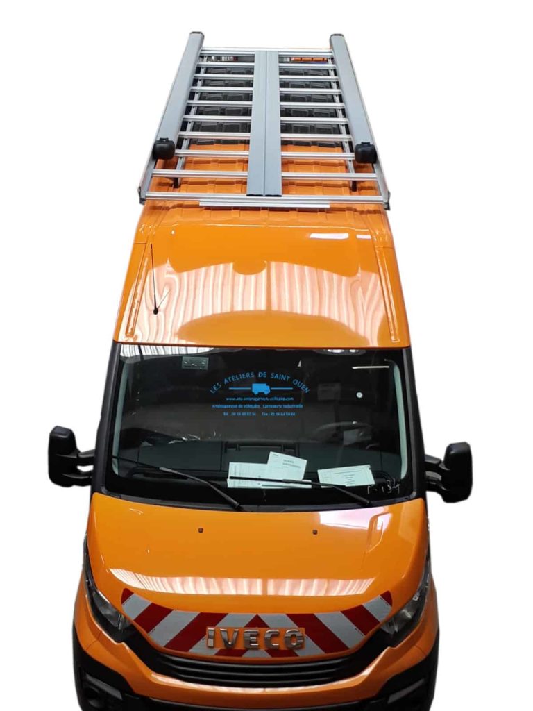 iveco daily avec galerie de toit tube de rangement et bande réfléchissante