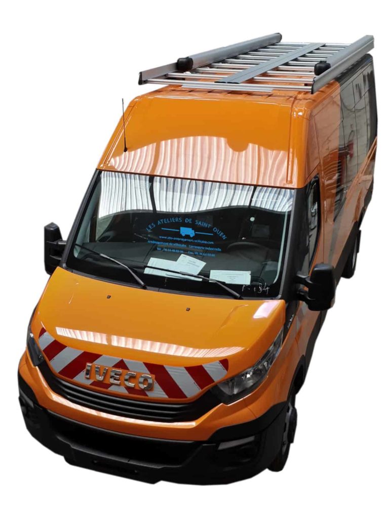 iveco daily avec galerie de toit tube de rangement et bande réfléchissante