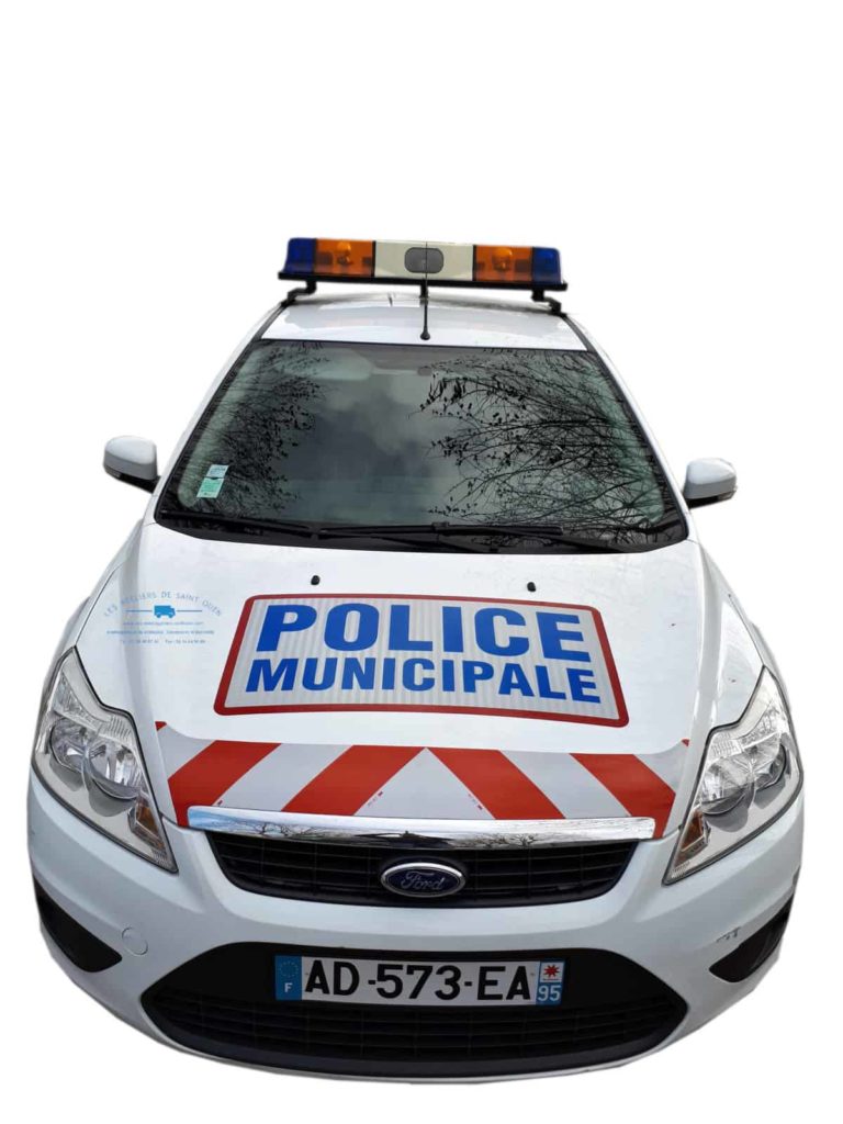véhicule police municipale avec gyrophare et bande réfélchissante
