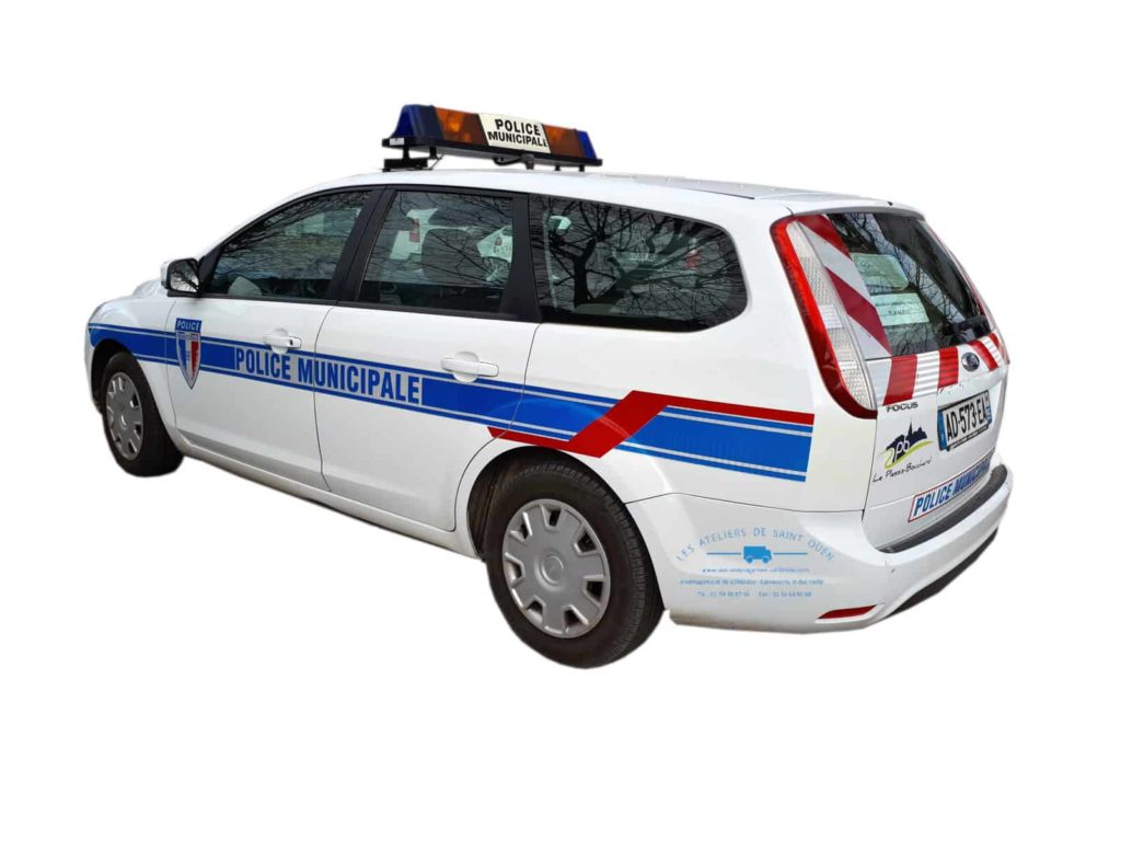véhicule police municipale avec gyrophare et bande réfélchissante