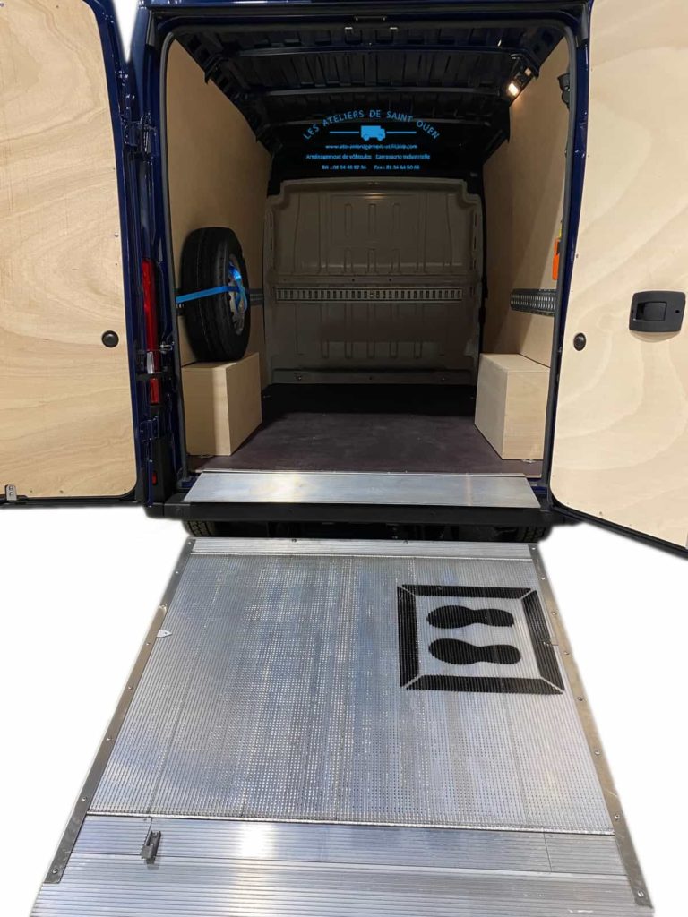 peugeot boxer avec habillage en vois et hayon élévateur avec rail universel