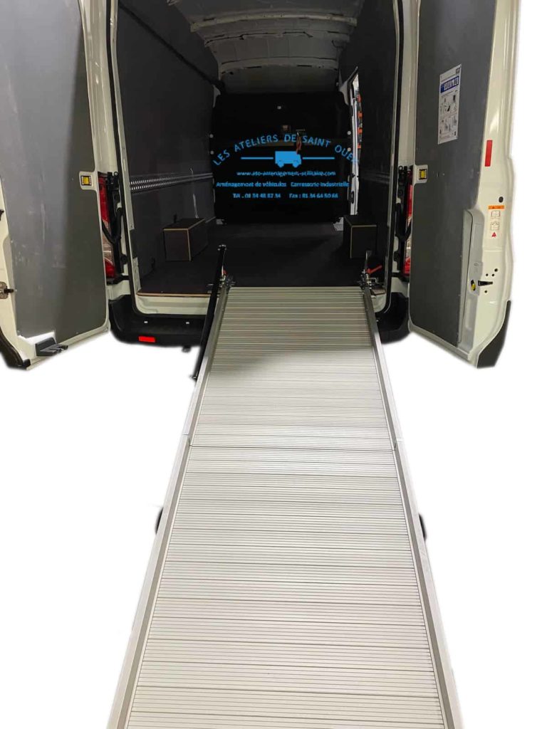 aménagement utilitaire avec rampe repliable avec habillage polypropylène