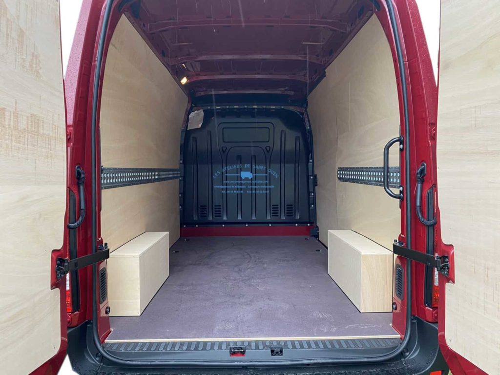 aménagement utilitaire avec habillage bois et rail universel