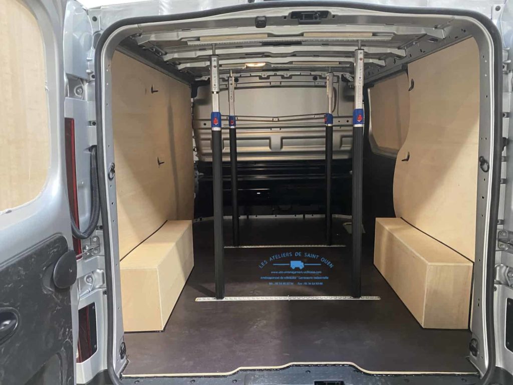 renault trafic avec habillage bois barre de maintien et rail aero