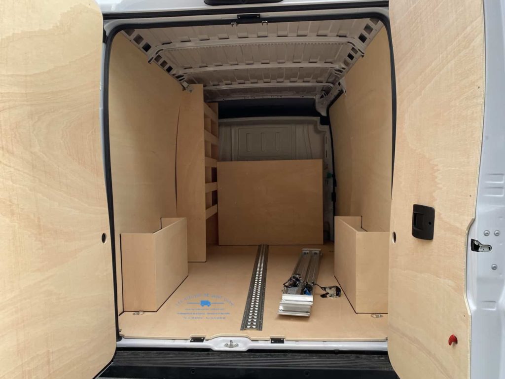 aménagement utilitaire avec habillage bois et rail universel et étagère gauche sur mesure