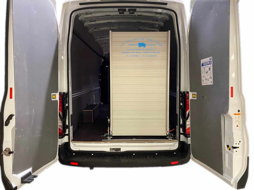 aménagement utilitaire avec rampe repliable avec habillage polypropylène