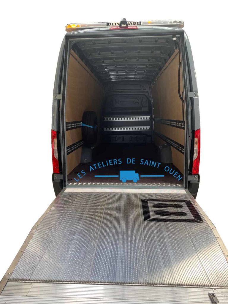 Mercedes Sprinter avec habillage en bois rail universel rampe lumineuse et hayon élévateur