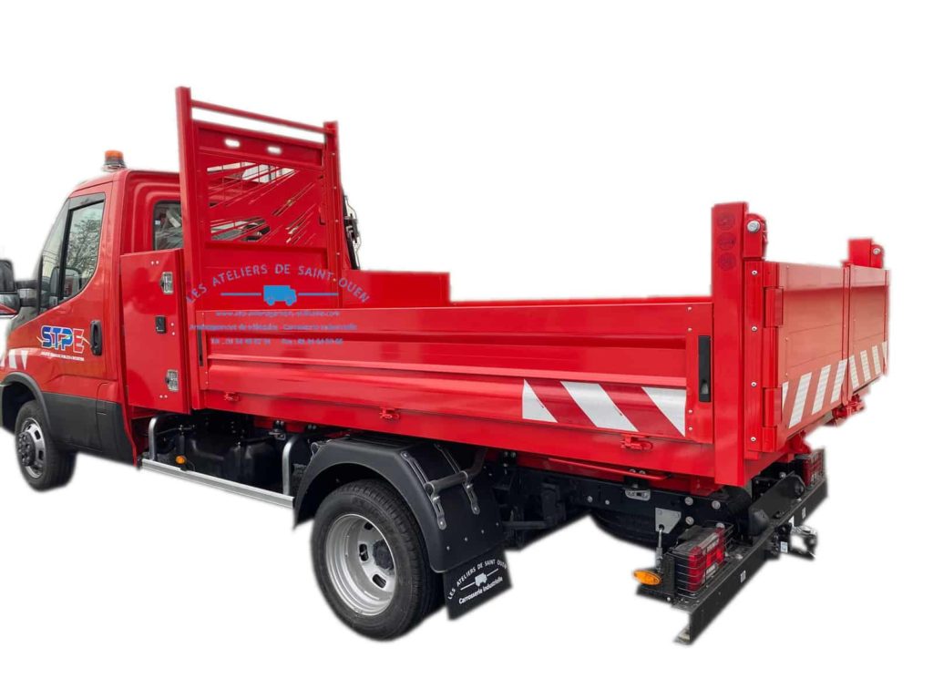 benne jpm peinte en rouge avec grue pour iveco daily