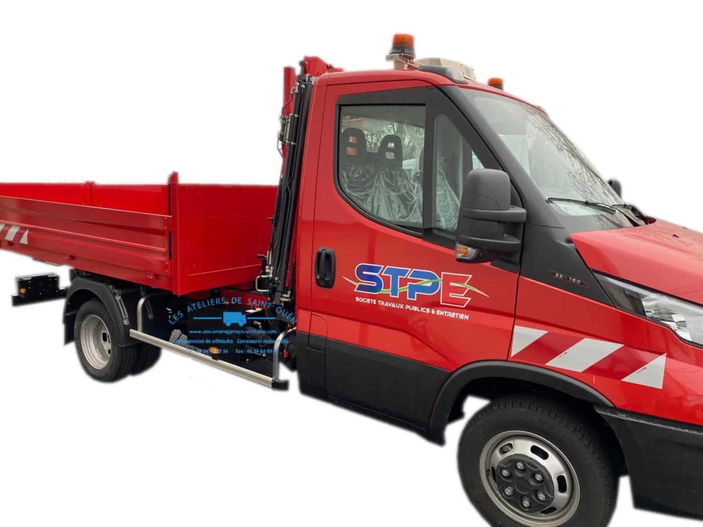 benne jpm peinte en rouge avec grue pour iveco daily