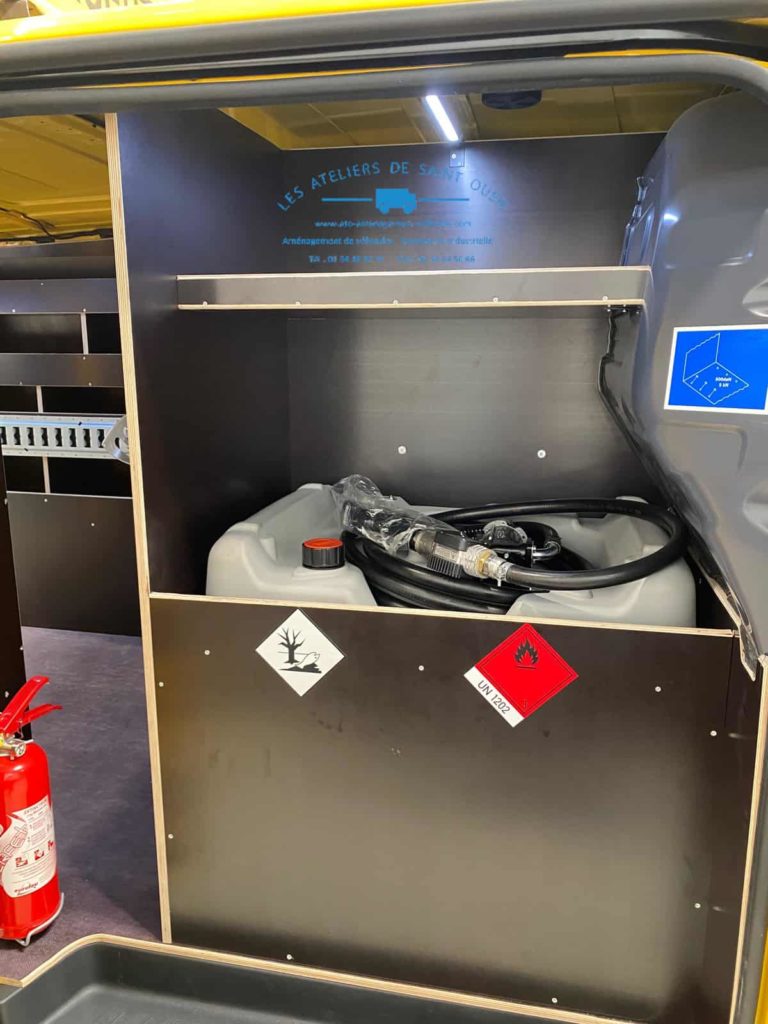 ford custom avec cuve ravitailleur rail et galerie avec panneau triangle travaux