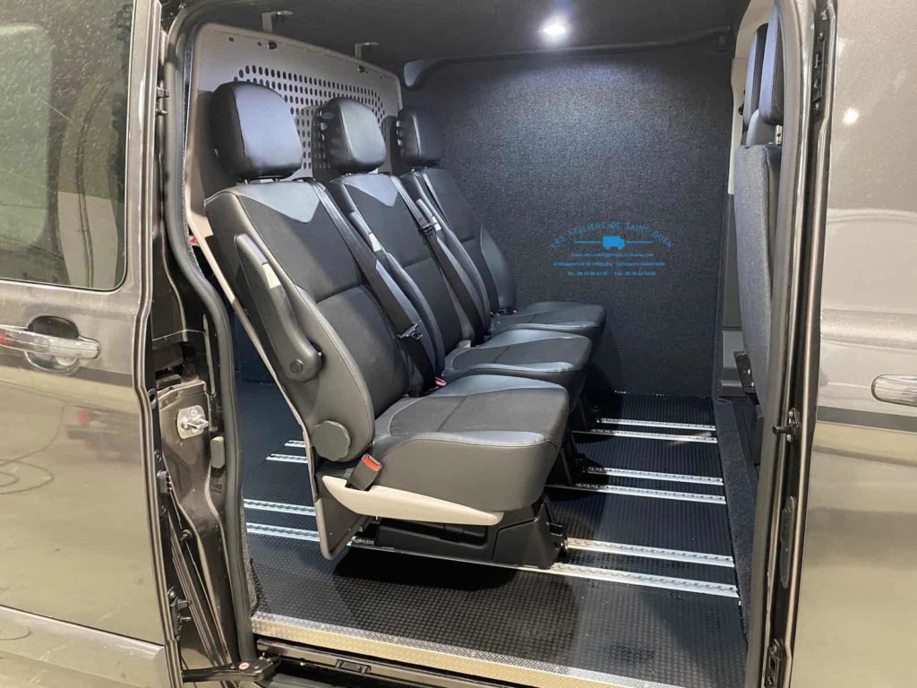 Aménagement utilitaire cabine approfondie 3 sièges avec moquette led et arret de charge démontage rapide