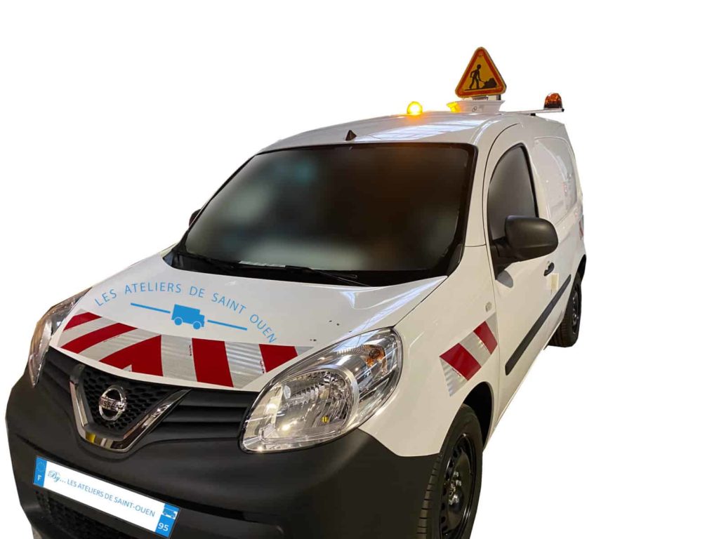 nissan nv250 avec gyrophare et bande réfléchissante