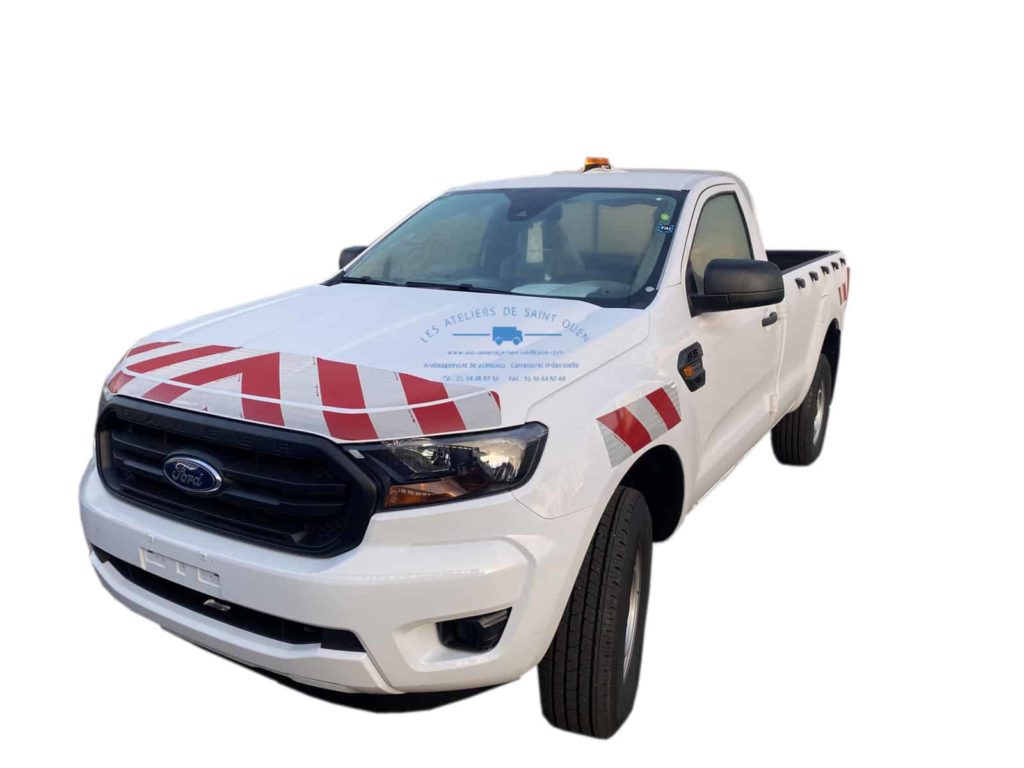 ford ranger avec gyrophare et bande réfléchissante