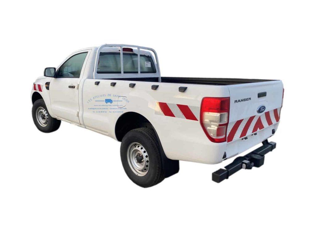 ford ranger avec gyrophare et bande réfléchissante
