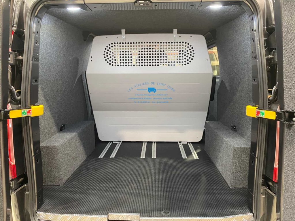 Aménagement utilitaire cabine approfondie 3 siège avec moquette led et arret de charge démontage rapide