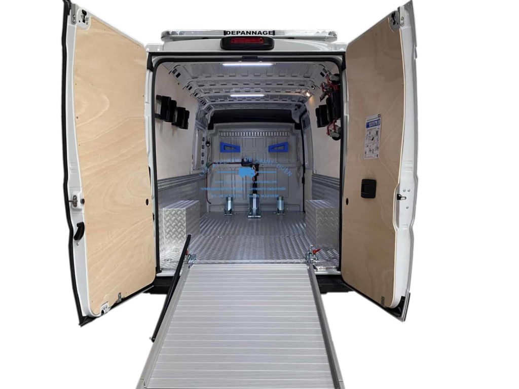 peugot boer avec habillage en bois plancher en aluminium rampe a défilement treuil fixation moto et rampe de chargement repliable