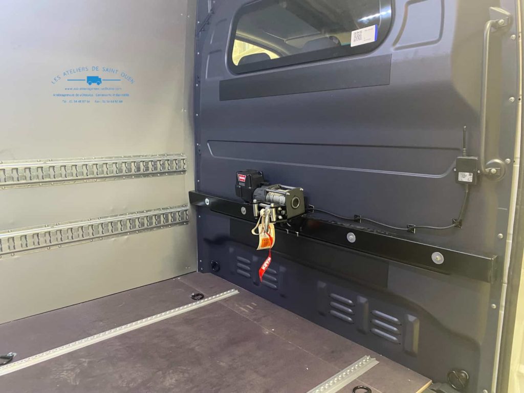 treuil de chargement dans utilitaire contre cloison