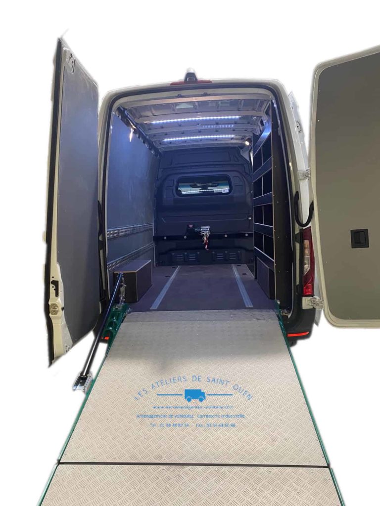 rampe de chargement dans utilitaire avec habillage polypropylène avec étagère droite et rail universel