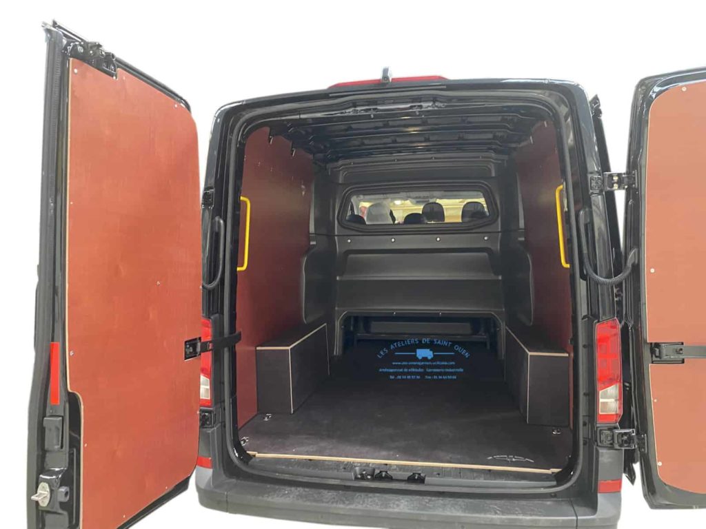 ford transit 2t avec habillage en cp filmé brun clair et plancher anti dérapant