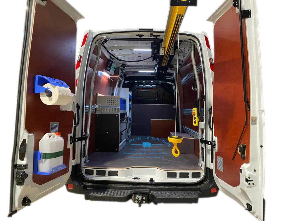 aménagement renault master avec habillage en contreplaqué filmé brun, étagère métallique, kit hygiène rail universel plan de travail et easy load