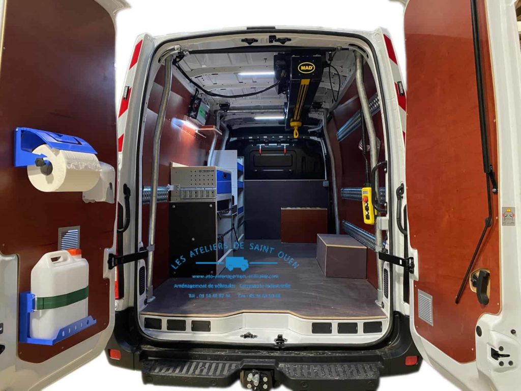 aménagement renault master avec habillage en contreplaqué filmé brun, étagère métallique, kit hygiène rail universel plan de travail et easy load