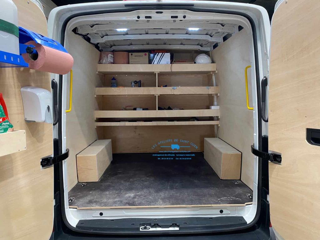 aménagement utilitaire avec kit hygiene habillage bois et étagère contre cloison