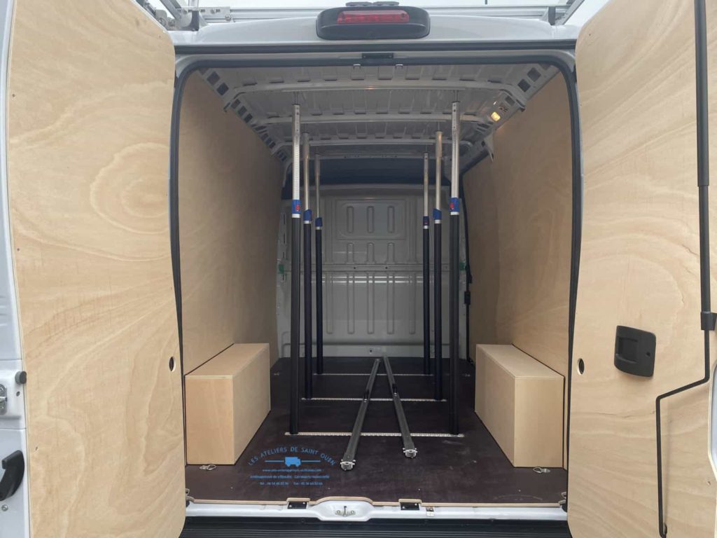peugeot boxer avec habillage bois barre de maintien rail aéro et serrure mul t lock