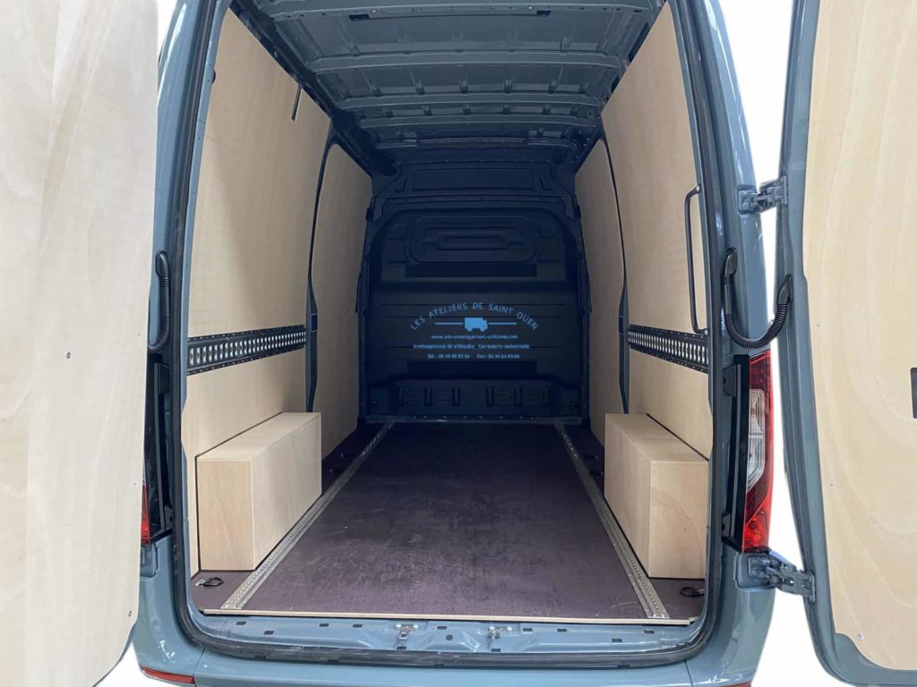 mercedes sprinter avec rail universel avec habillage en bois plancher anti dérapant