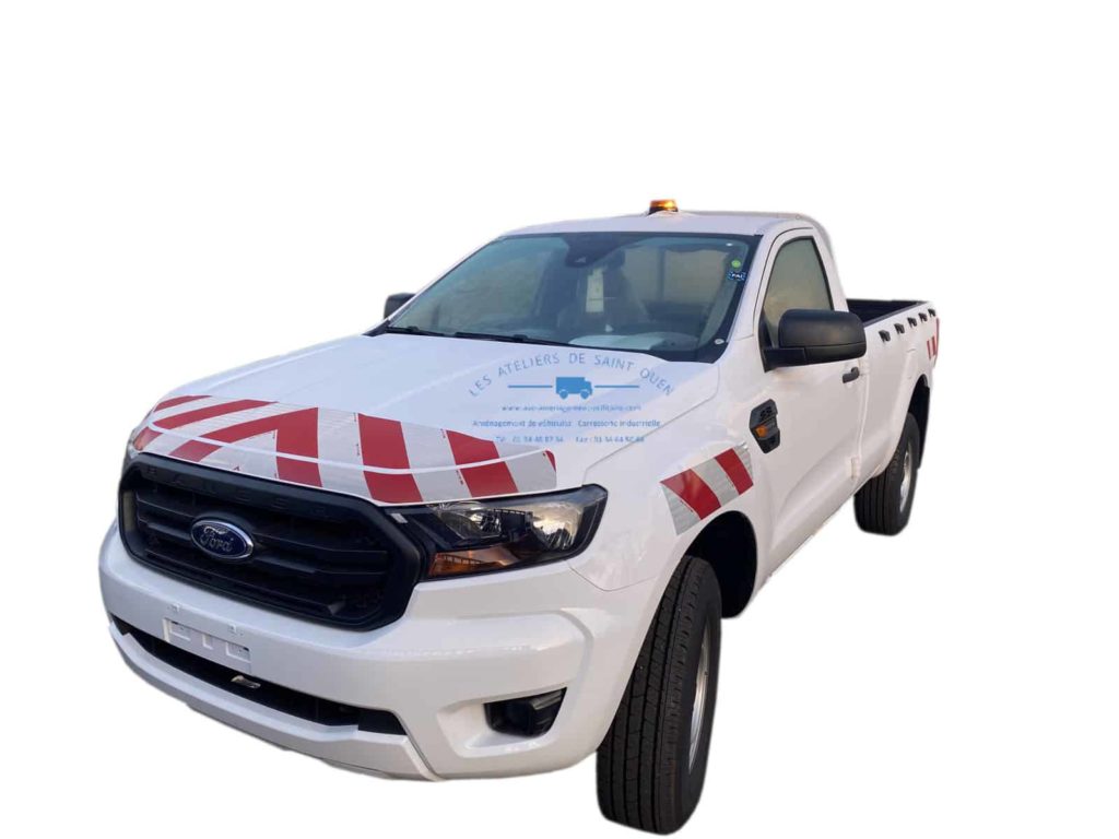 ford ranger pick up avec bande réfléchissante et gyrophare
