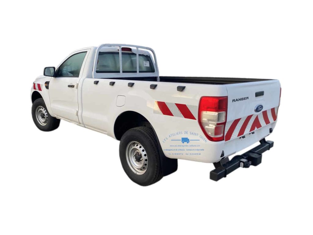 ford ranger pick up avec bande réfléchissante et gyropahre