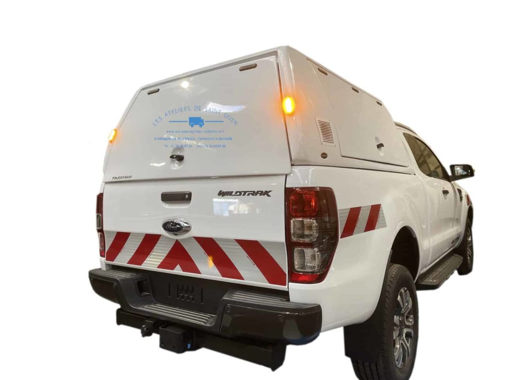 ford ranger pick up avec bande réfléchissante et gyropahre avec hard top