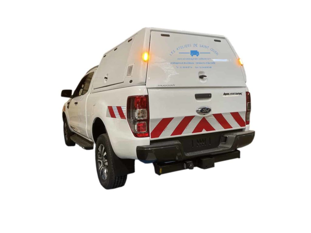 ford ranger pick up avec bande réfléchissante et gyropahre avec hard top
