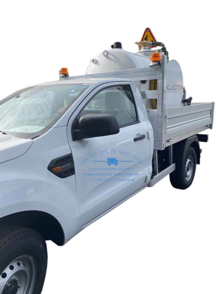 ford ranger pick up avec bande réfléchissante et gyropahre avec cuve