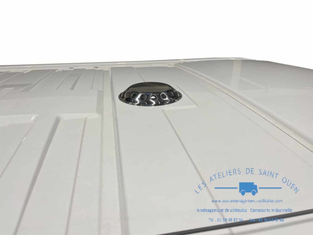 fourgon équipé d'un aérateur de toit électrique sur renault trafic