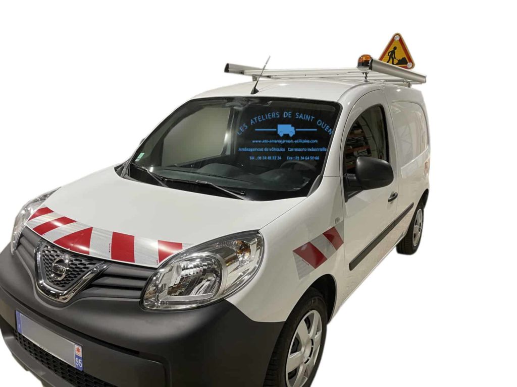 nissan nv250 avec bande réfléchissante galerie de toit et gyrophare triflash