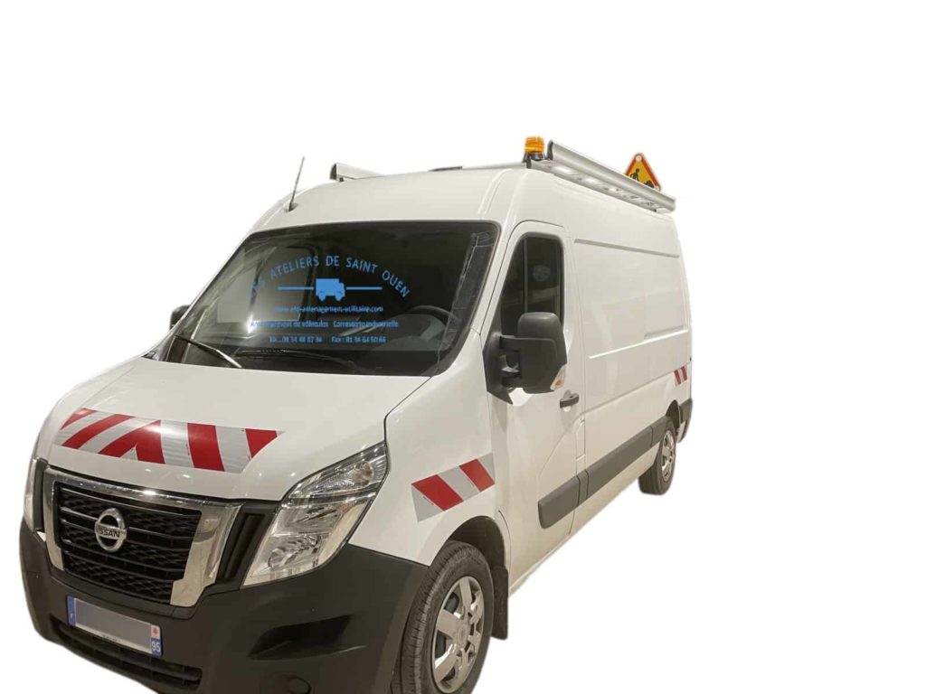nissan nv400 avec bande réfléchissante galerie de toit et gyrophare triflash