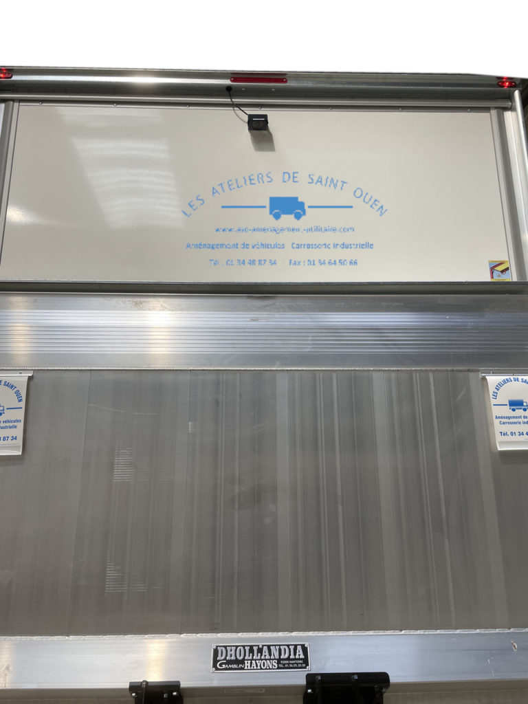 caisse grand volume avec hayon et caméra de recul