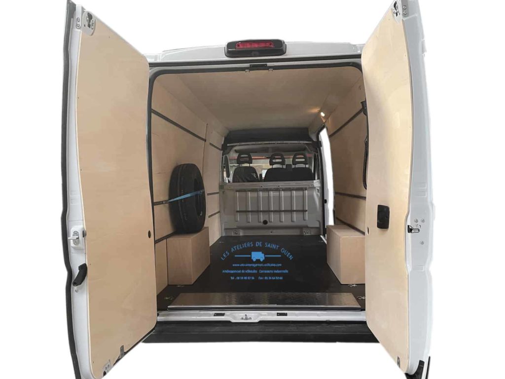 fiat ducato avec habillage bois et rail aéro
