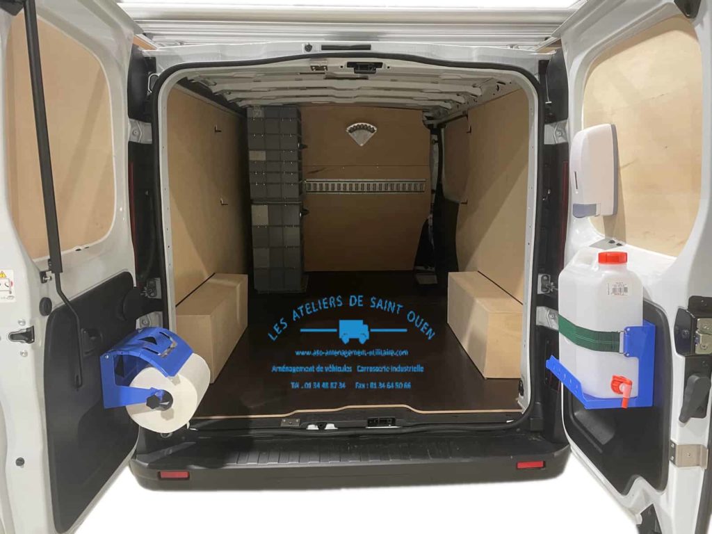 Equipement d'un renault trafic avec habillage bois, plancher antiderapant et rails d'arrimage. Un kit hygiène a également été fixé sur les portes arrière